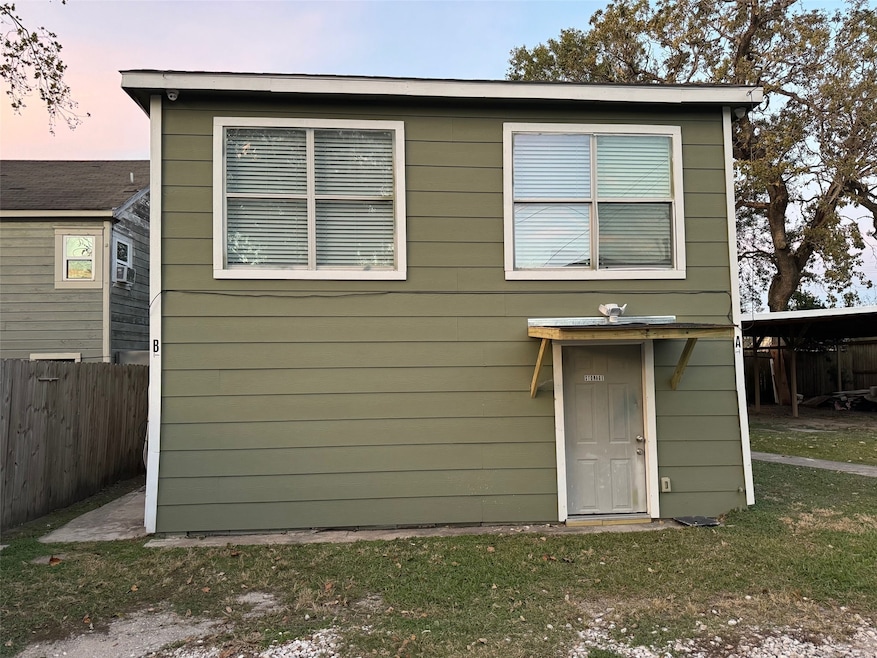 411 Lindale St unit B, Houston, TX 77022 - photo 1