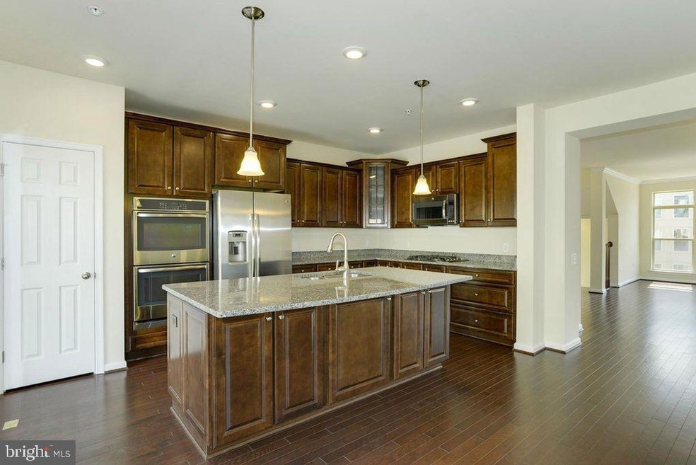 5555 Seabrook Rd, Lanham, MD 20706 - photo 1