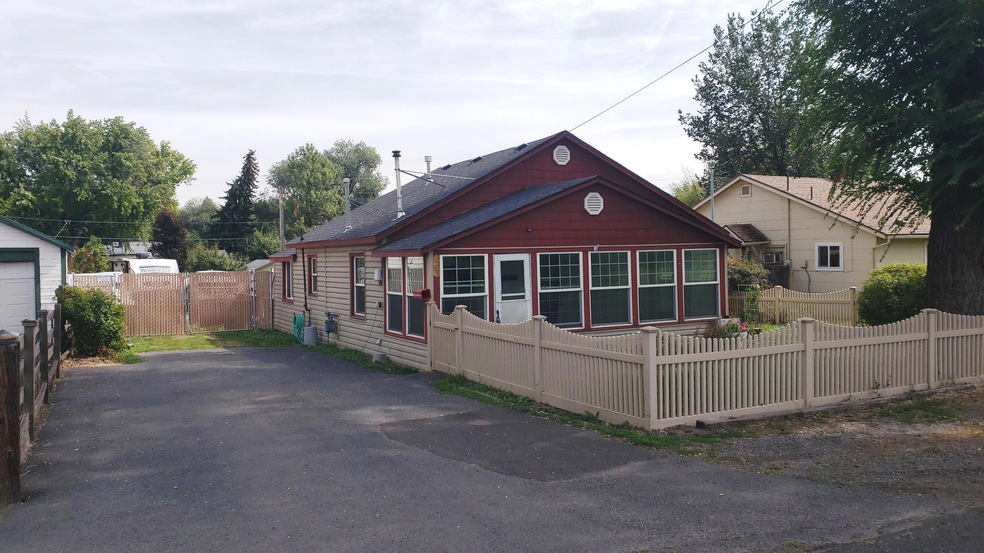 1759 Summers Ln, Klamath Falls, OR 97603 - photo 1