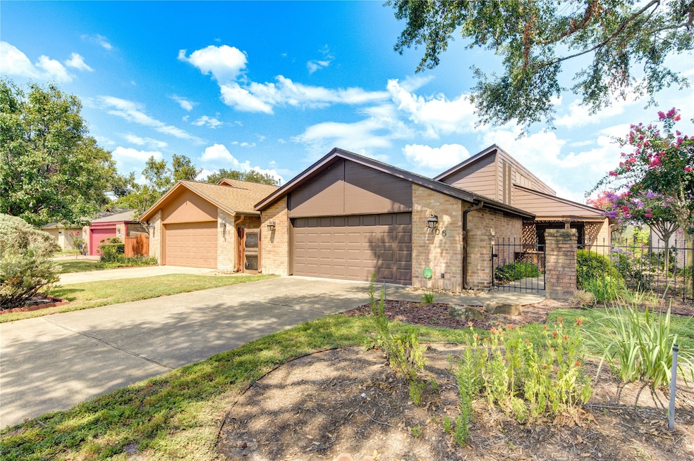 7706 Green Lawn Dr, Houston, TX 77088 - photo 1
