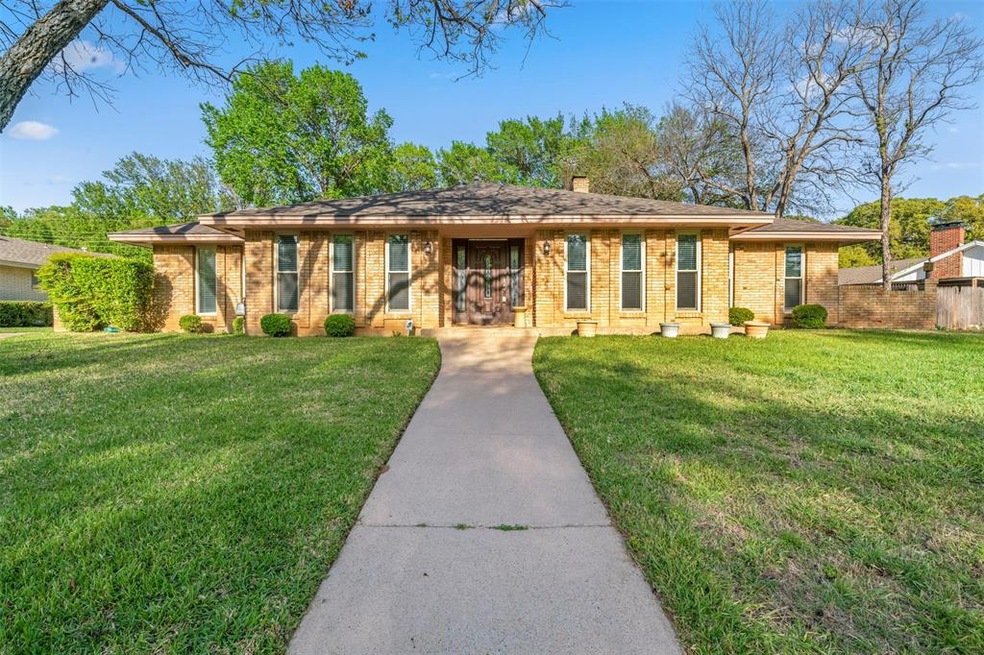 1303 Shady Creek Dr, Euless, TX 76040 - photo 1