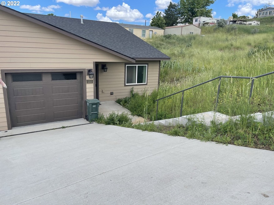1235 SW 12th St, Pendleton, OR 97801 - photo 1