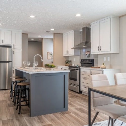 Colonial, New Bern, NC 28562 - photo 1