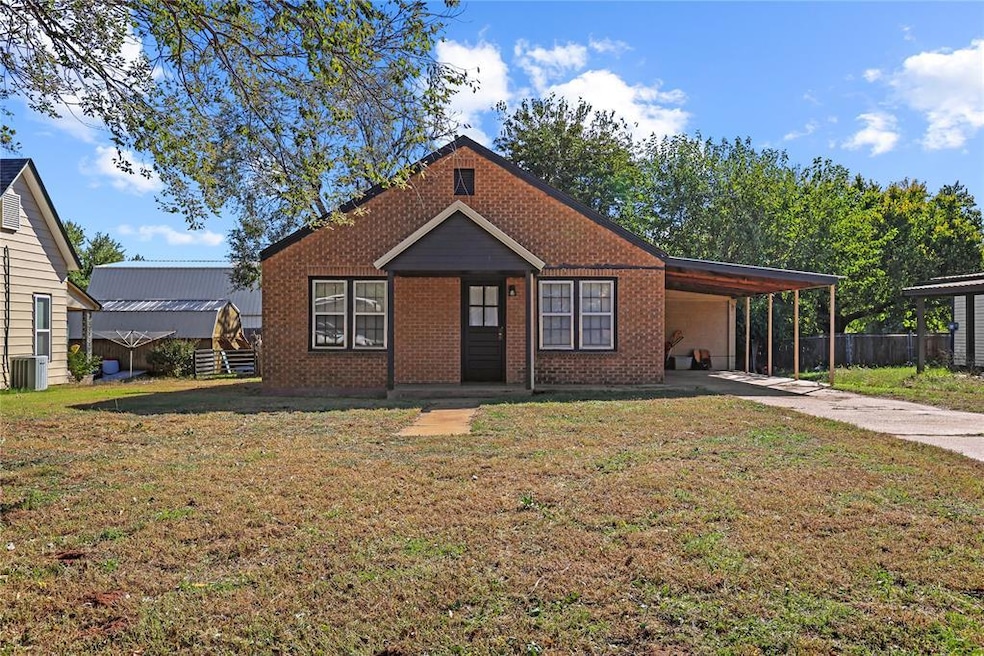 514 W Tom Stafford St, Weatherford, OK 73096 - photo 1