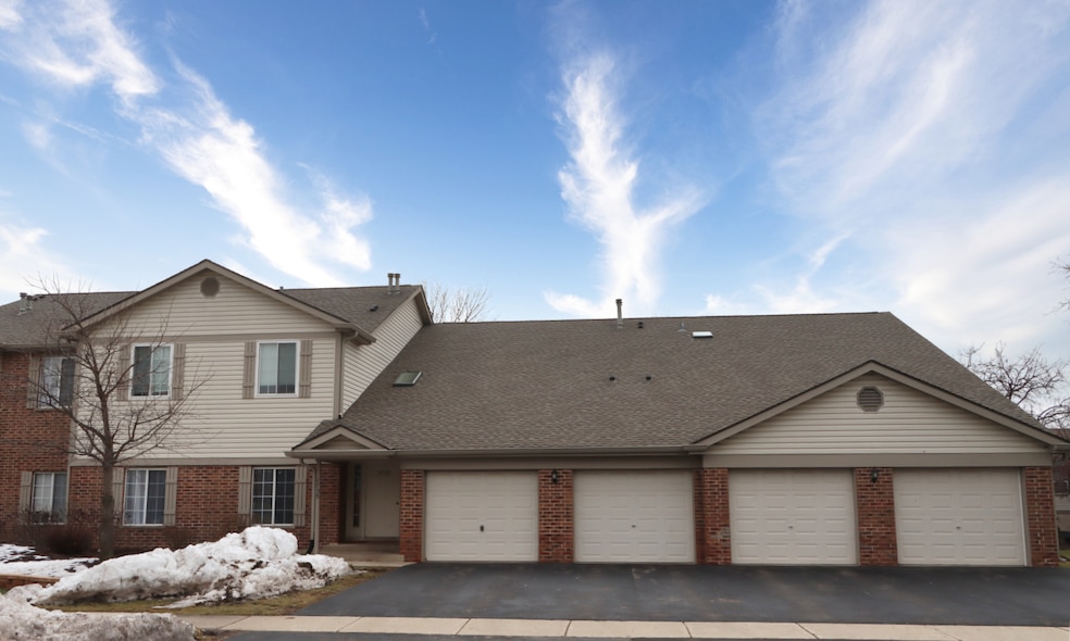 1735 Chesapeake Ln unit 8, Schaumburg, IL 60193 - photo 1