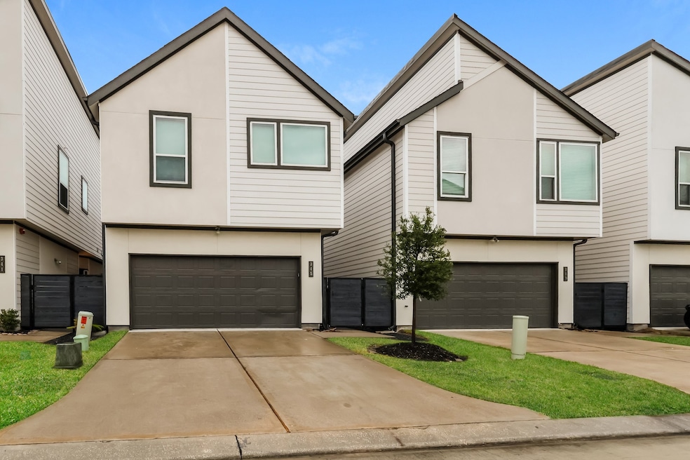 345 N Centro Cir, Shenandoah, TX 77385 - photo 1