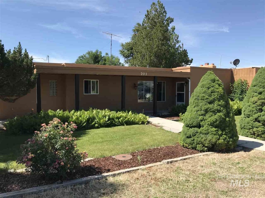 701 W Oregon Ave, Homedale, ID 83628 - photo 1
