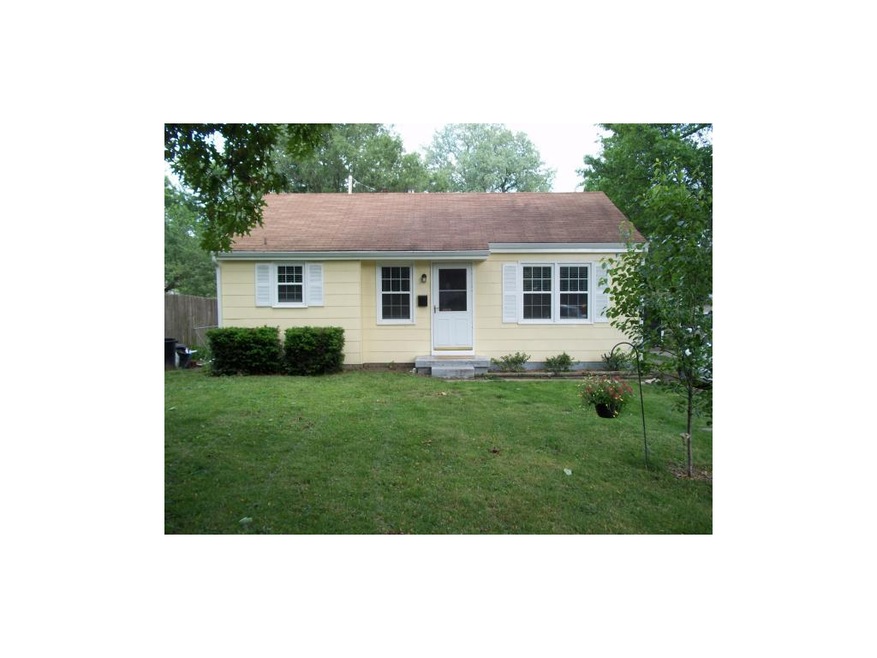 Charming home with a large front yard. It's ready 