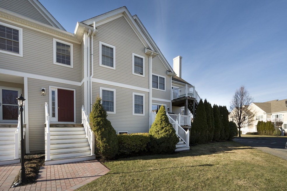 721 Hampton Way unit 721, Abington, MA 02351 - photo 1