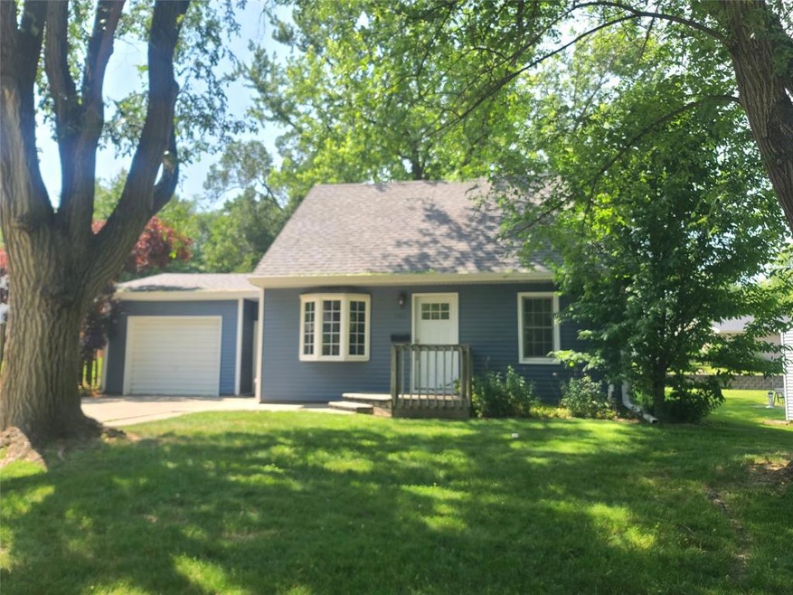 707 E 27th St S, Newton, IA 50208 - photo 1