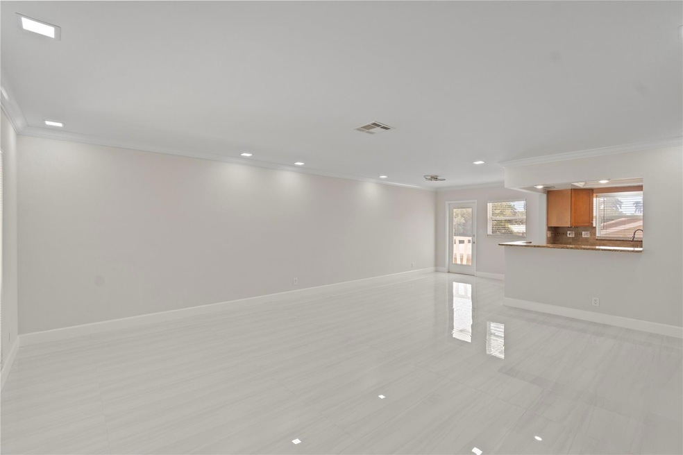 FAMILY/DINING ROOM