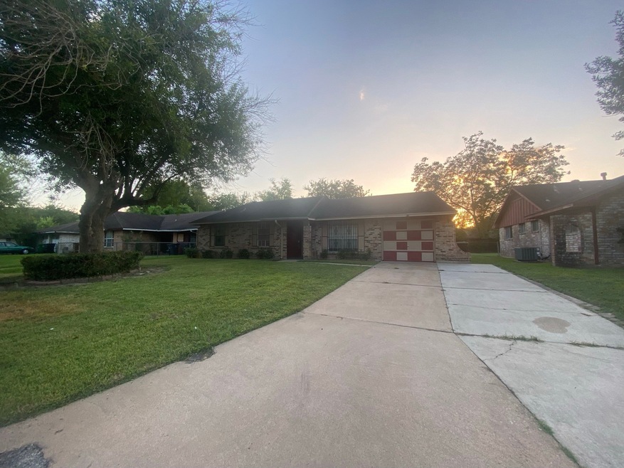 8823 Rutherford Ln, Houston, TX 77088 - photo 1