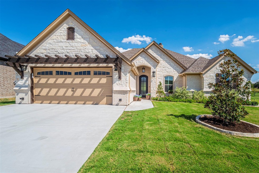 View of front of house featuring a front yard