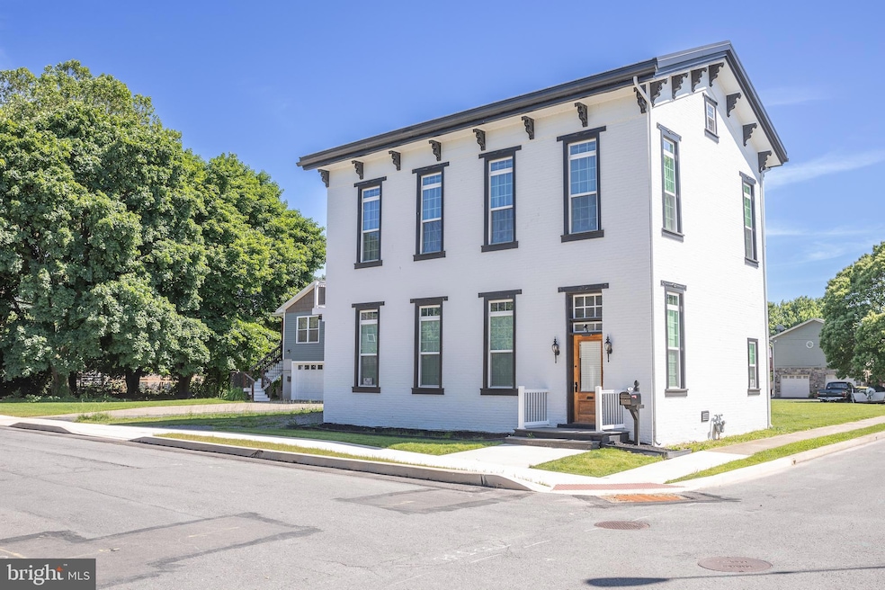 301 E Walnut St, Selinsgrove, PA 17870 - photo 1