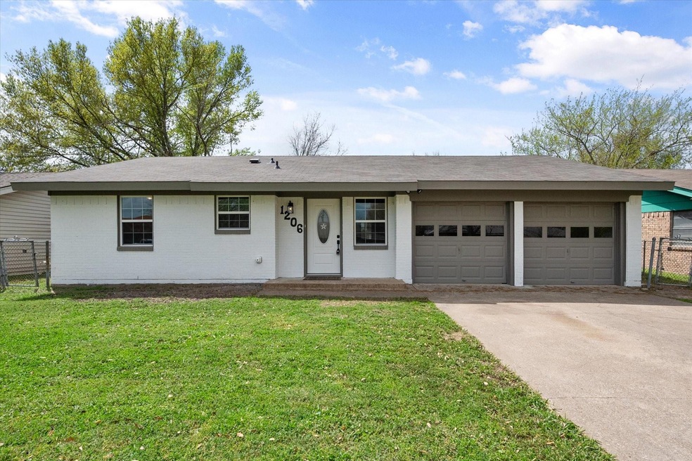 1206 S Benton St, Corsicana, TX 75110 - photo 1
