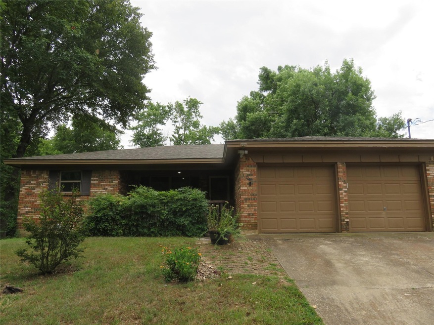 124 E Coffin St, Denison, TX 75021 - photo 1