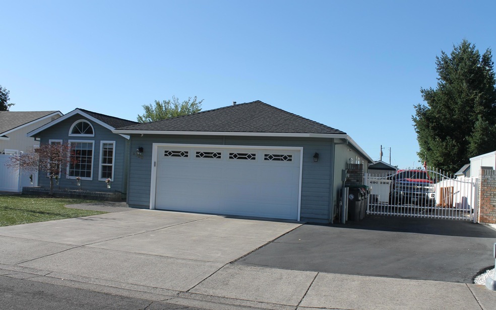 2739 Juanita Ave, Medford, OR 97504 - photo 1