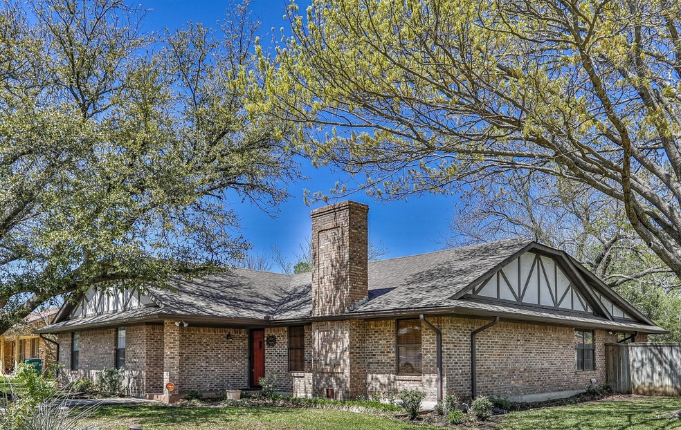 2011 Brentwood St, Gainesville, TX 76240 - photo 1