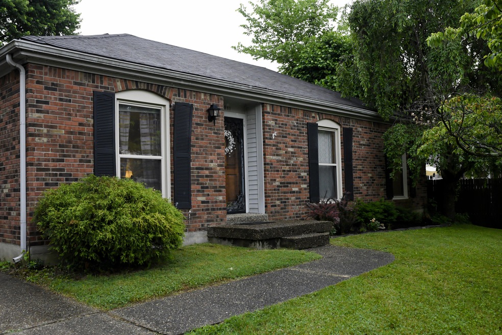 6911 Roseborough Ct, Louisville, KY 40228 - photo 1