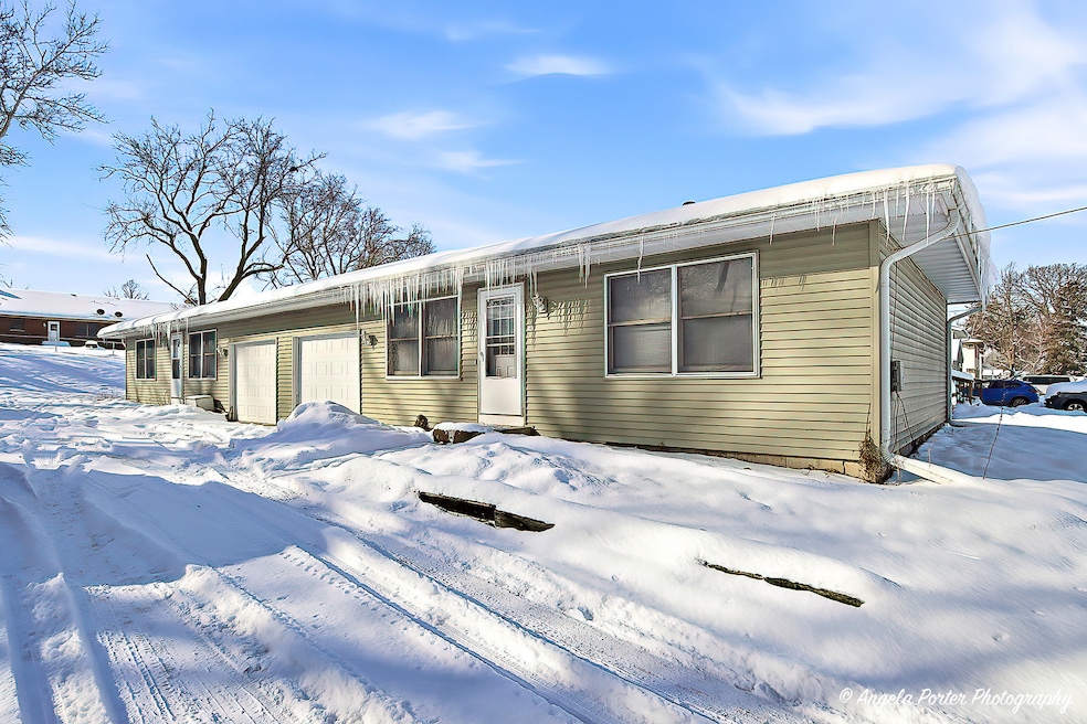 831 Washington St unit 2, Woodstock, IL 60098 - photo 1