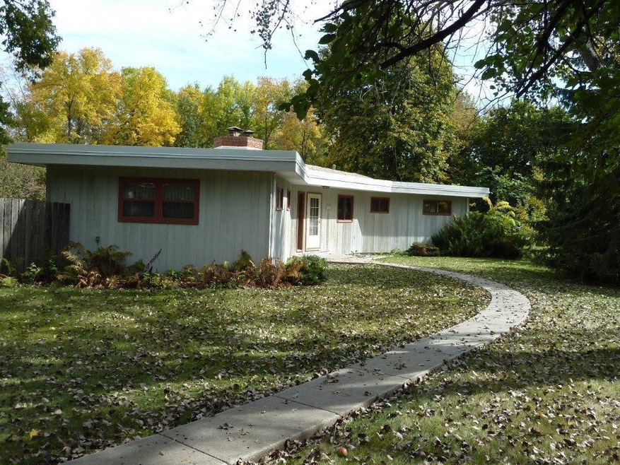 910 8th Ave NW, Jamestown, ND 58401 - photo 1