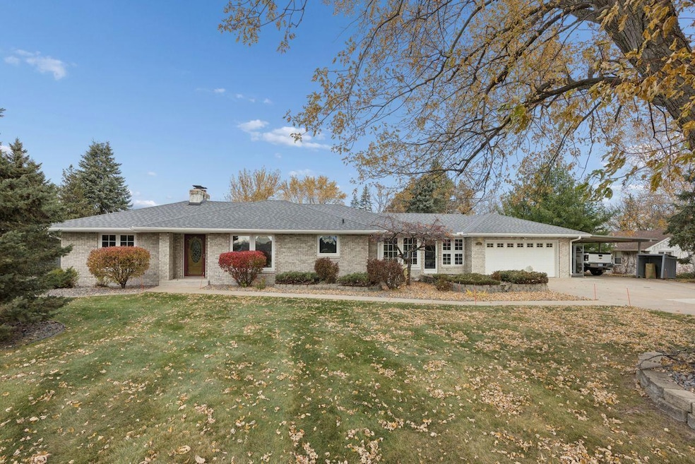 601 Viking Dr E, Saint Paul, MN 55117 - photo 1