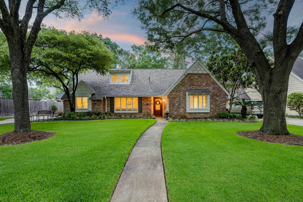 810 W Forest Dr, Houston, TX 77079 - photo 1