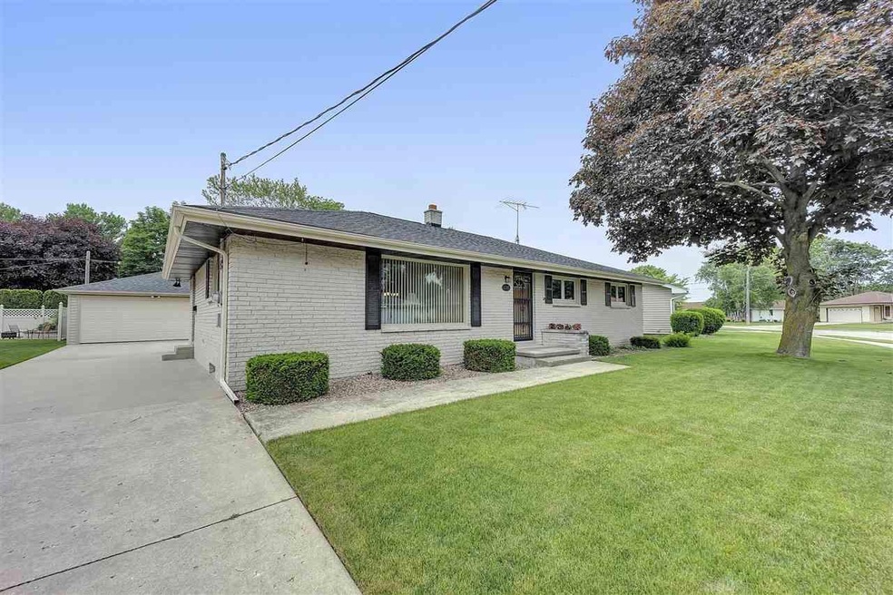 2215 Richmond Ave, Manitowoc, WI 54220 - photo 1