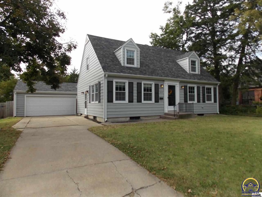 1915 SW Oakley Ave, Topeka, KS 66604 - photo 1