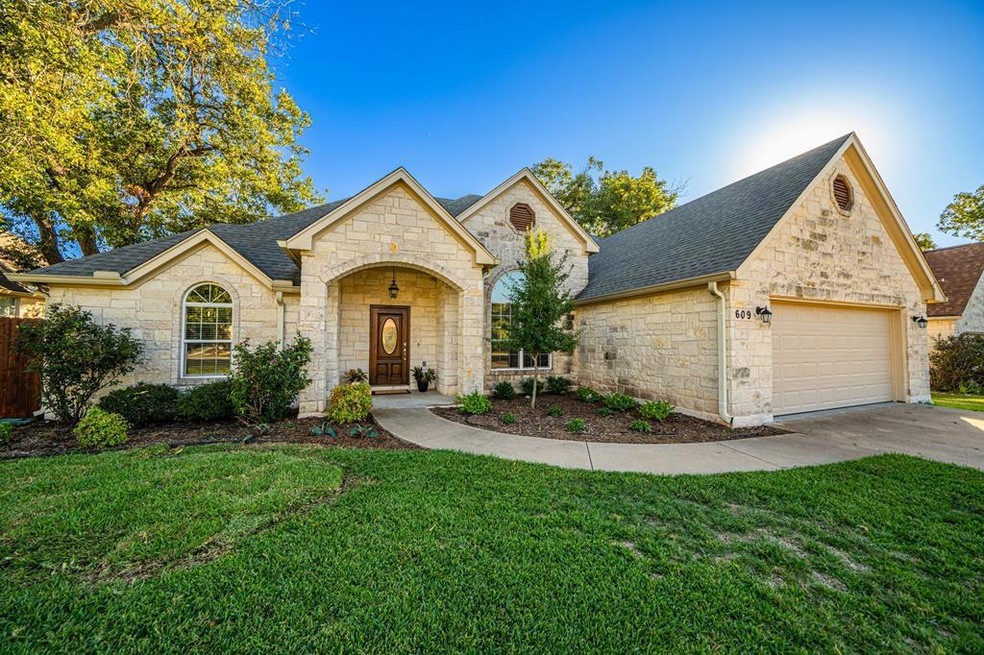 609 Persimmon Ct, Fredericksburg, TX 78624 - photo 1