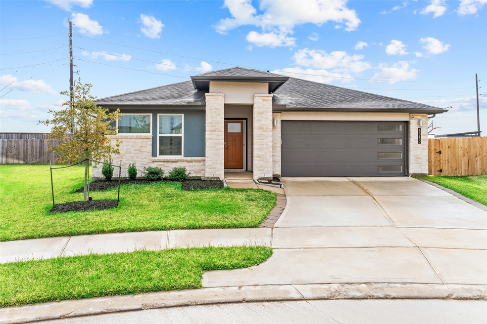 Welcome home to this fantastic, like-new!