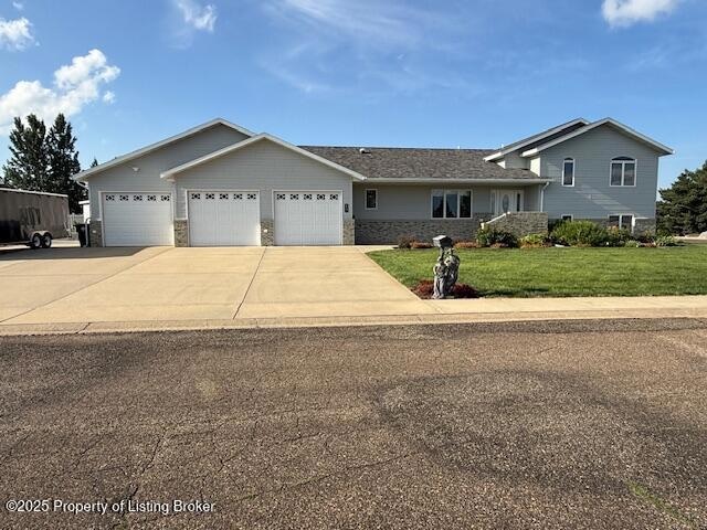 837 17th St E, Dickinson, ND 58601 - photo 1