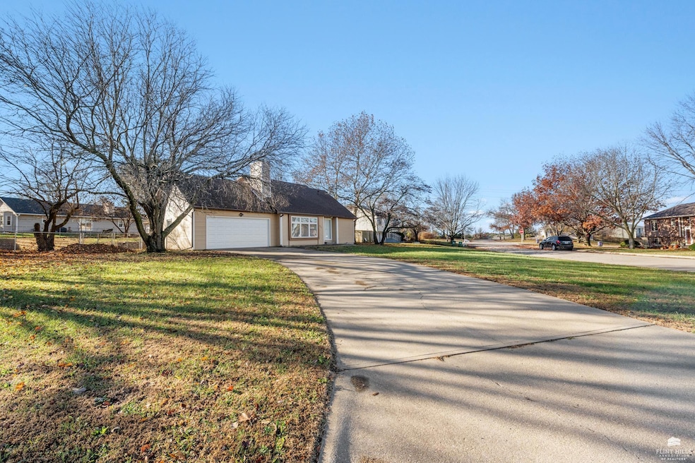 828 Gillespie Dr, Manhattan, KS 66502 - photo 1