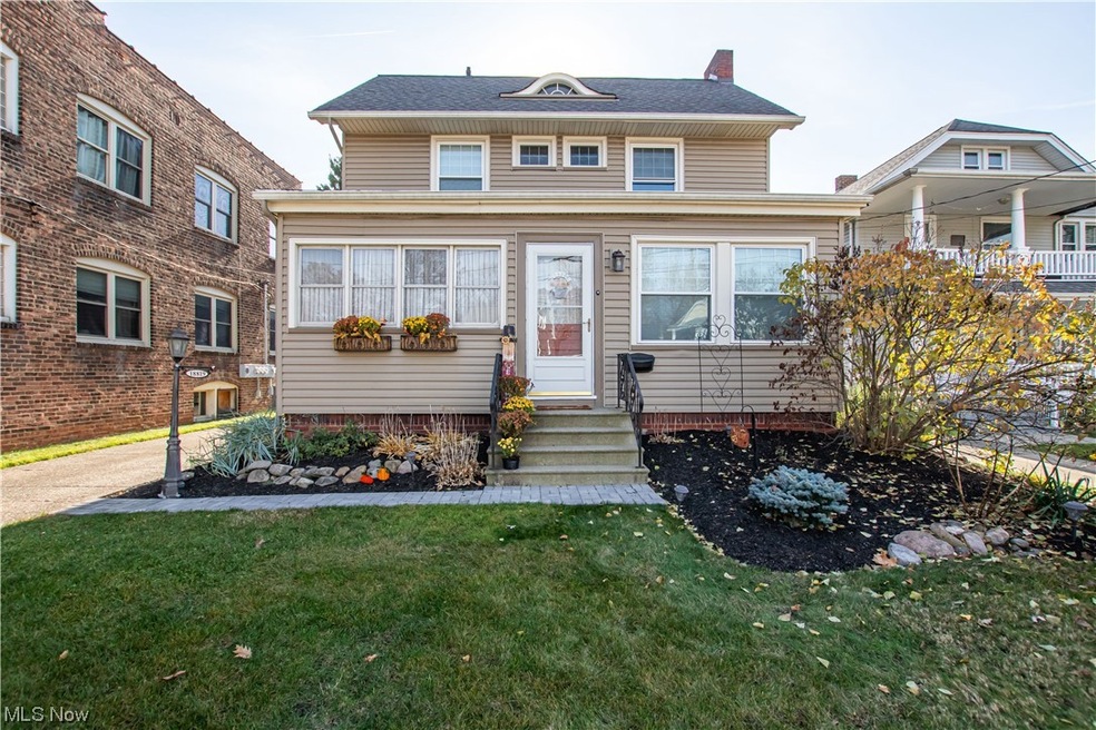 View of front facade with a front lawn