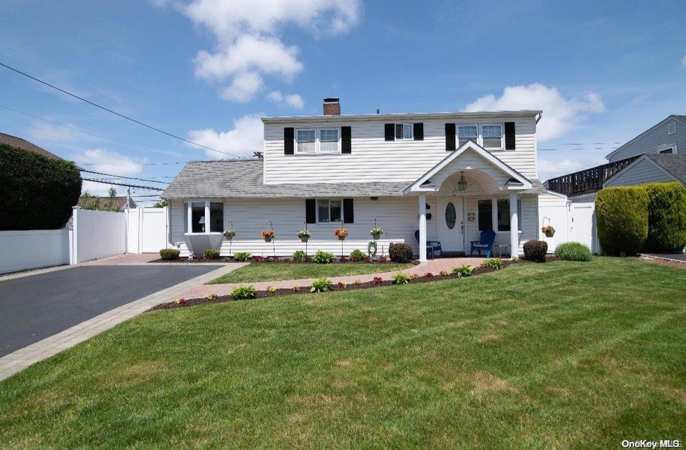 42 Sprucewood Dr, Levittown, NY 11756 - photo 1