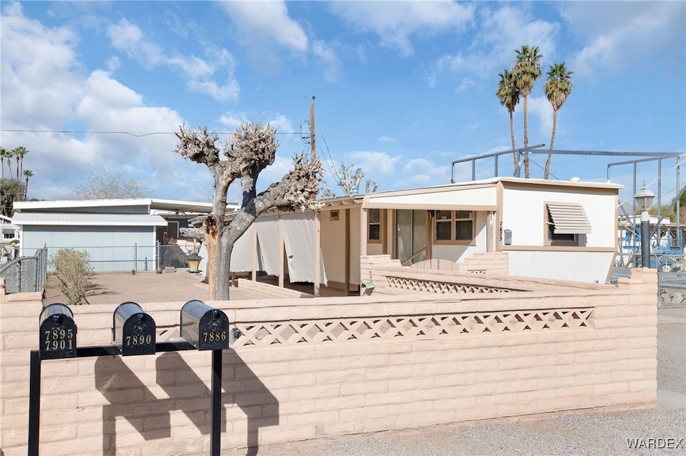 Manufactured / mobile home featuring a fenced front yard