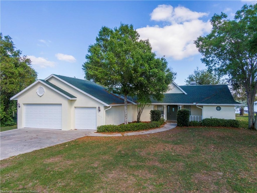 933 Lake Dr E, Lake Placid, FL 33852 - photo 1