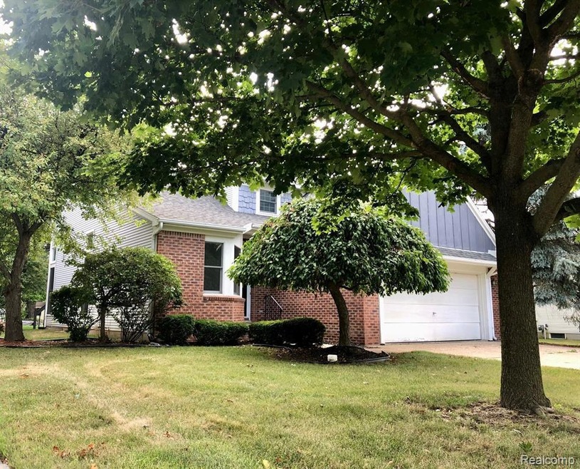 Great curb appeal! Close to city services, highway