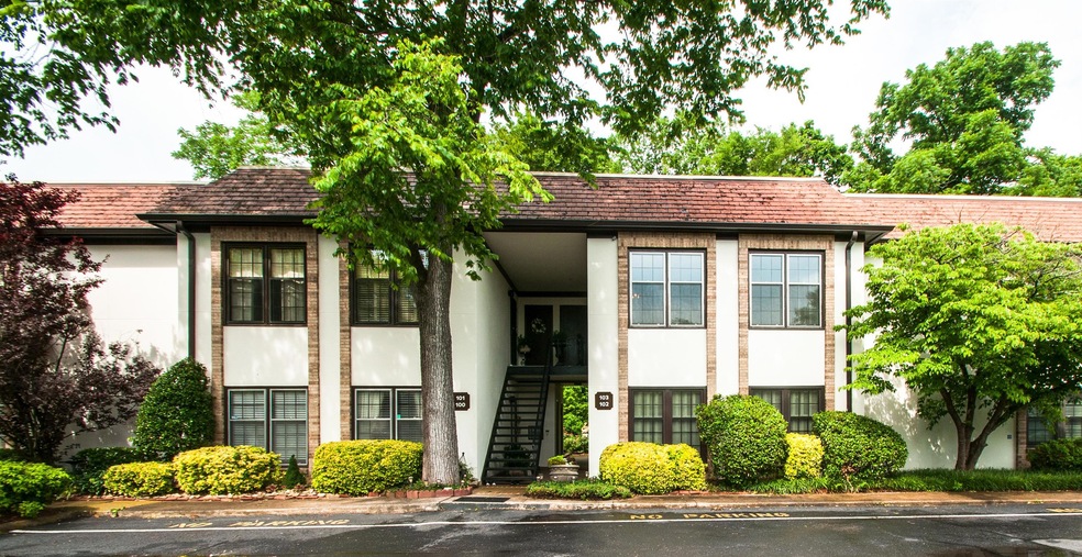Royal Oaks is walking distance to shopping and the Richland Greenway.