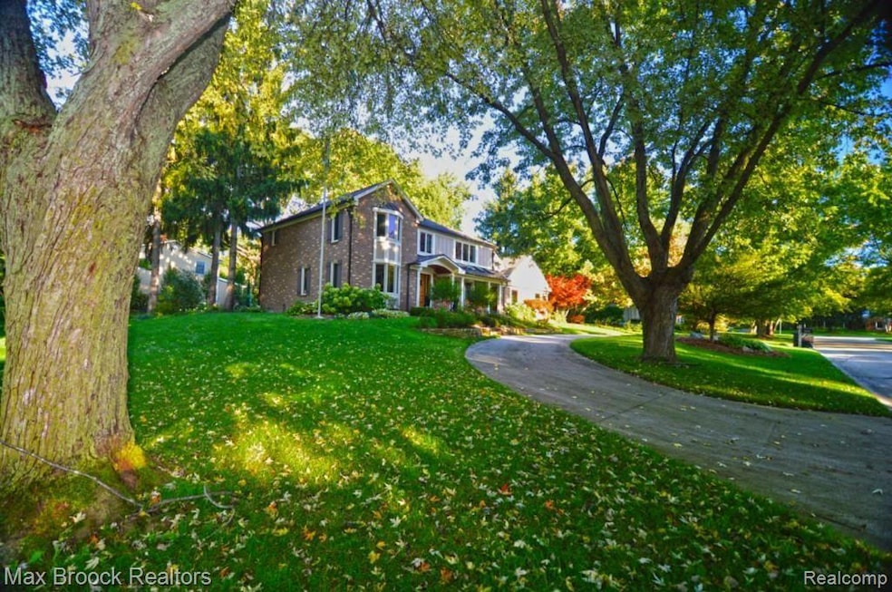 2832 Woodcreek Way, Bloomfield Hills, MI 48304 - photo 1