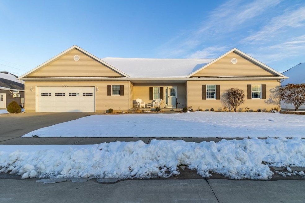 2502 Cumberland Ct, Effingham, IL 62401 - photo 1