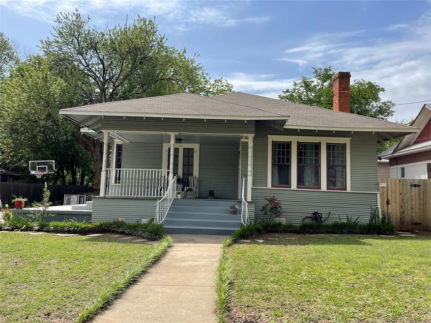 613 W Chambers St, Cleburne, TX 76033 - photo 1