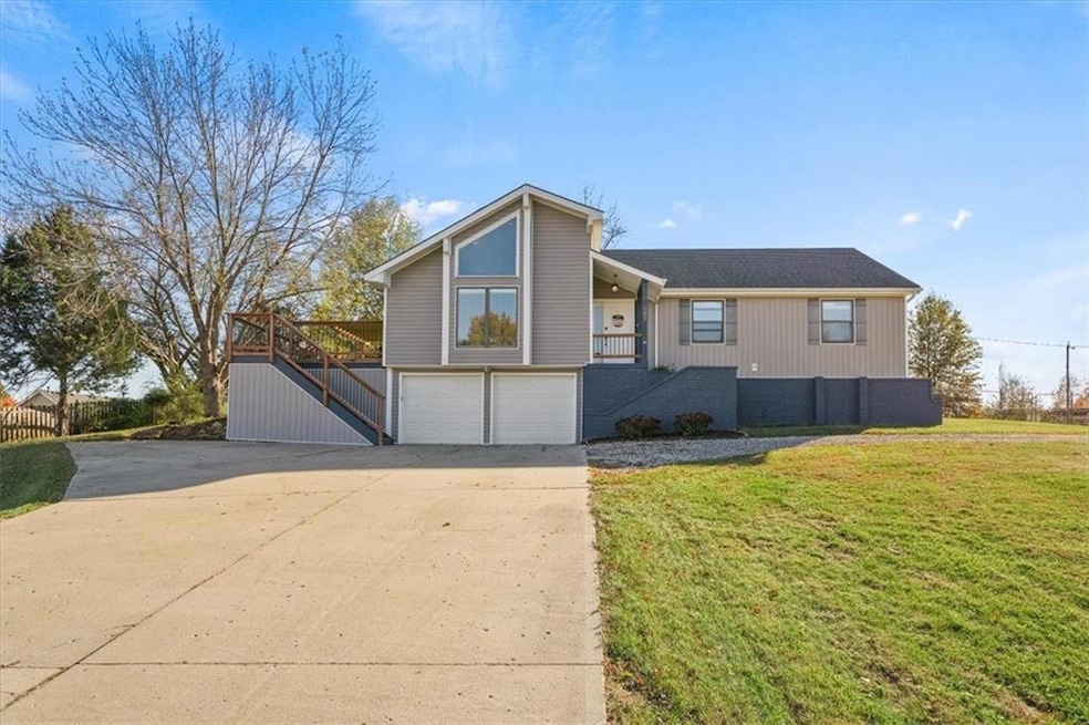 501 Maple Ln, Lansing, KS 66043 - photo 1