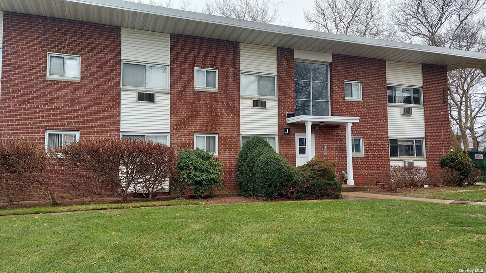 125 Hempstead Gardens Dr unit J1B, W. Hempstead, NY 11552 - photo 1