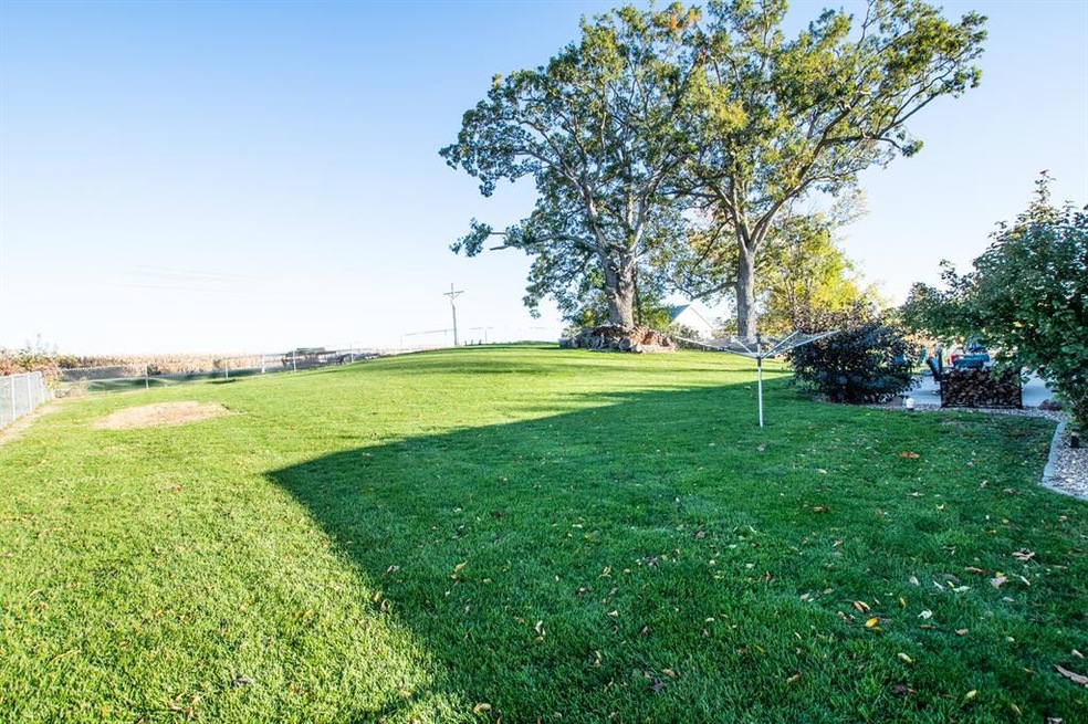 1021 Eastern Dr SE, Cedar Rapids, IA 52403 - photo 1