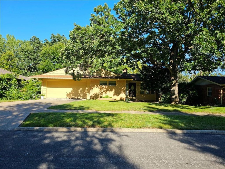 3929 Oakshire Rd, Des Moines, IA 50310 - photo 1