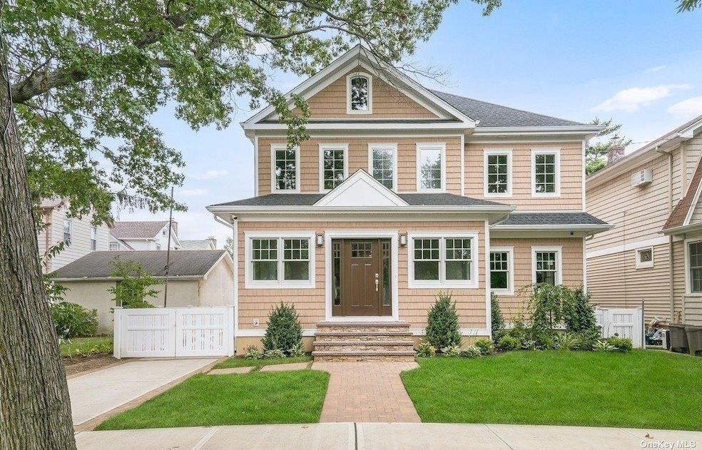 27 Childs Ave, Floral Park, NY 11001 - photo 1