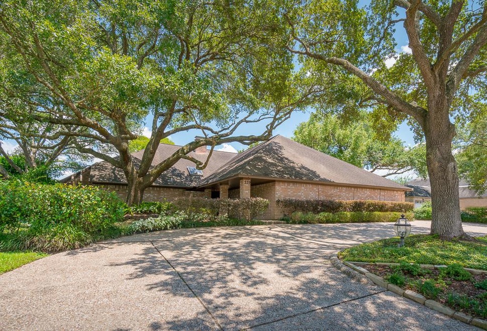 119 Dorado Dr, Friendswood, TX 77546 - photo 1