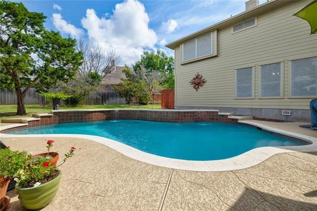 Refreshing pool with fountains