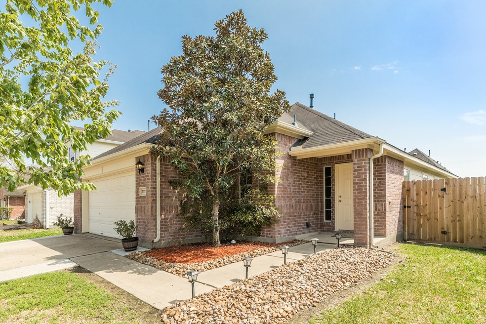1111 Lasso Ct, Alvin, TX 77511 - photo 1